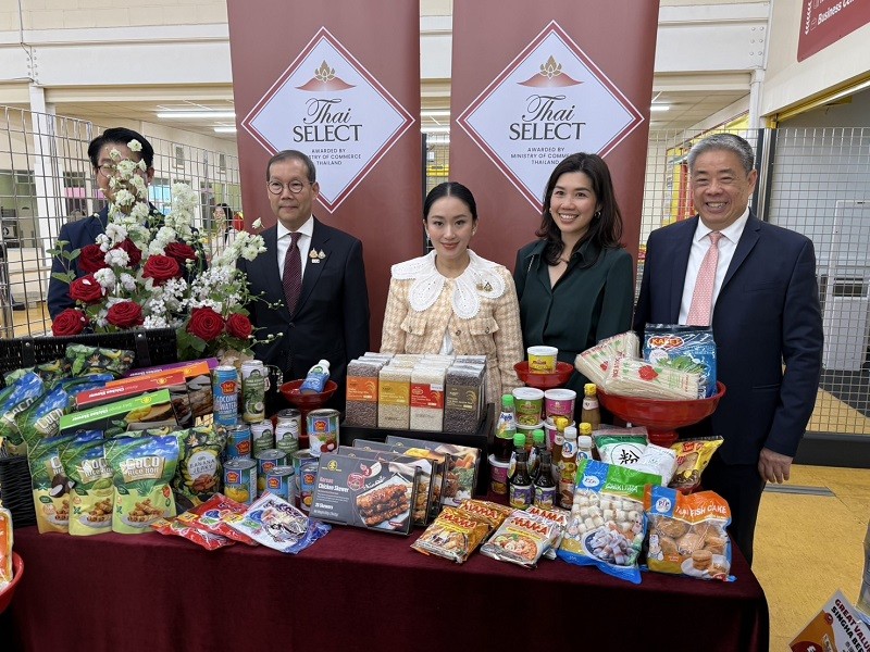 Thủ tướng Thái Lan Paetongtarn Shinawatra (giữa) tại siêu thị Wing Yip ở London. Ảnh: Facebook/@Ing Shinawatra