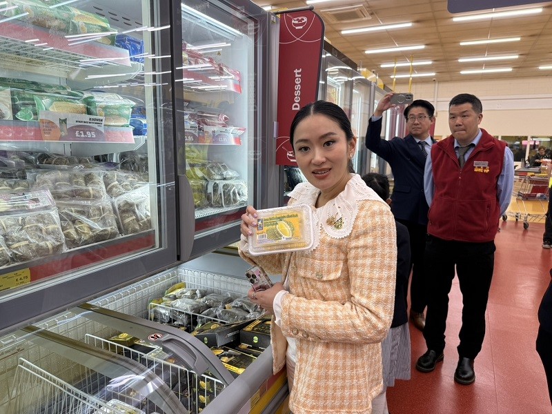 Bà Paetongtarn Shinawatra tại siêu thị Wing Yip ở London. Ảnh: Facebook/@Ing Shinawatra