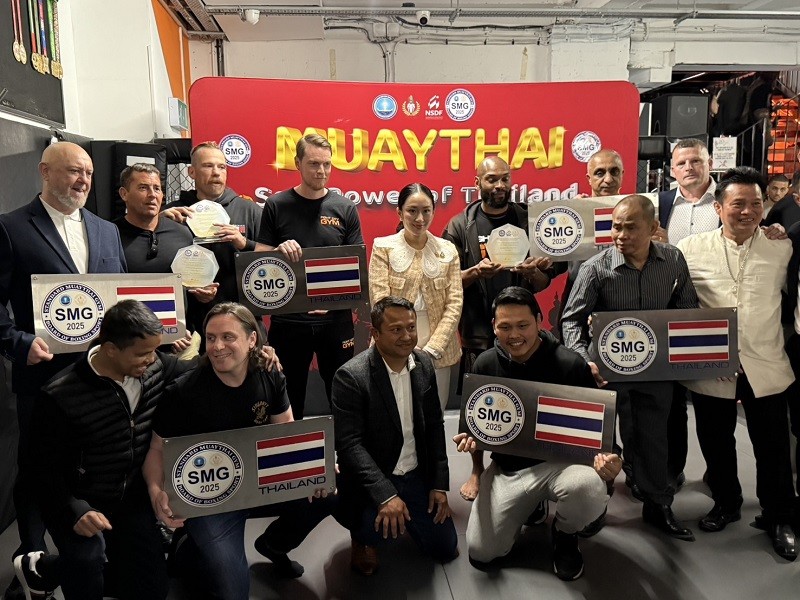 Thủ tướng Thái Lan chụp ảnh cùng các võ sĩ Muay Thái tại phòng tập “Fight City Gym” ở London ngày 21/5. Ảnh: Facebook/@Ing Shinawatra