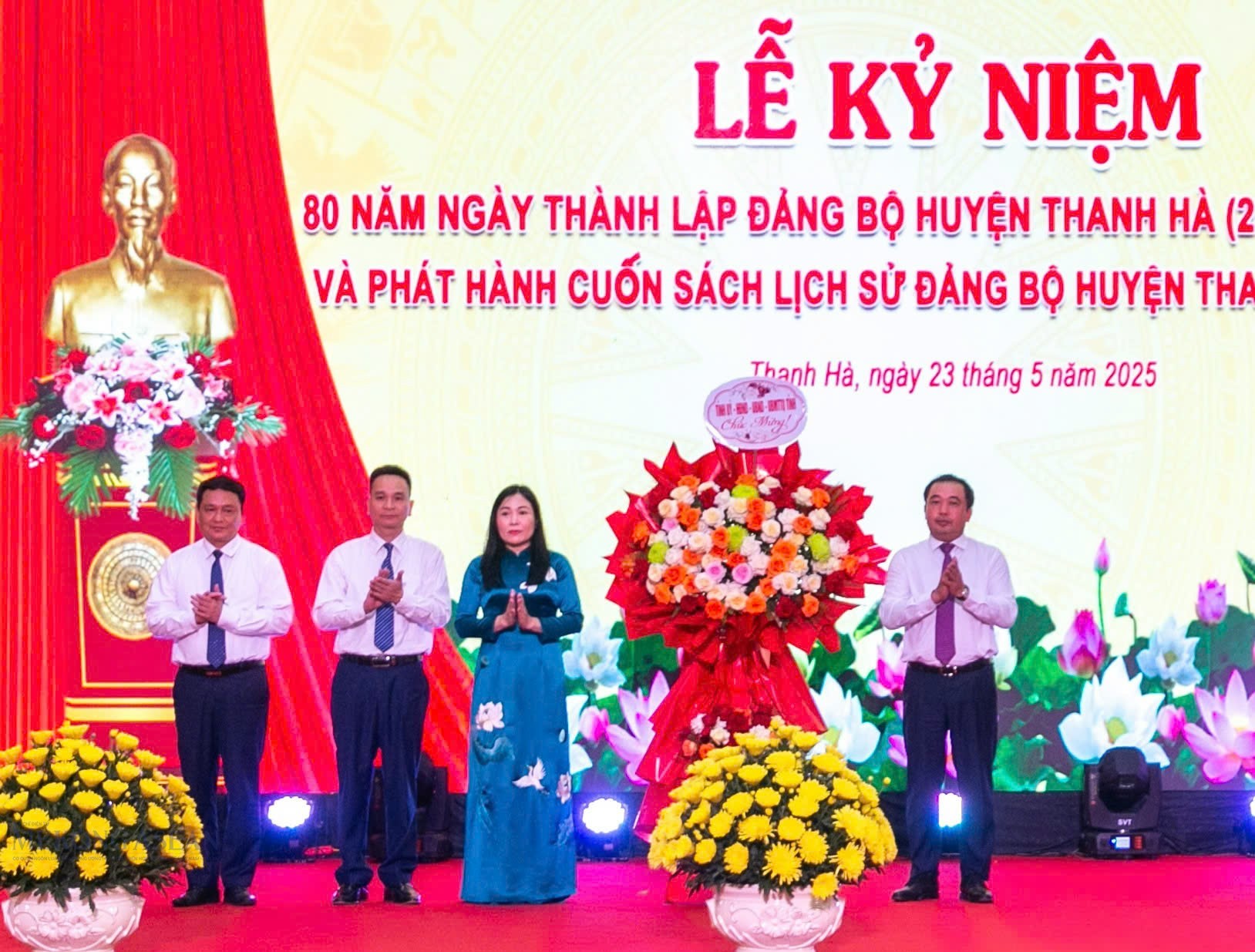 Bí thư Tỉnh ủy Hải Dương Trần Đức Thắng tặng hoa chúc mừng Đảng bộ và nhân dân huyện Thanh Hà. Ảnh: Báo Hải Dương.