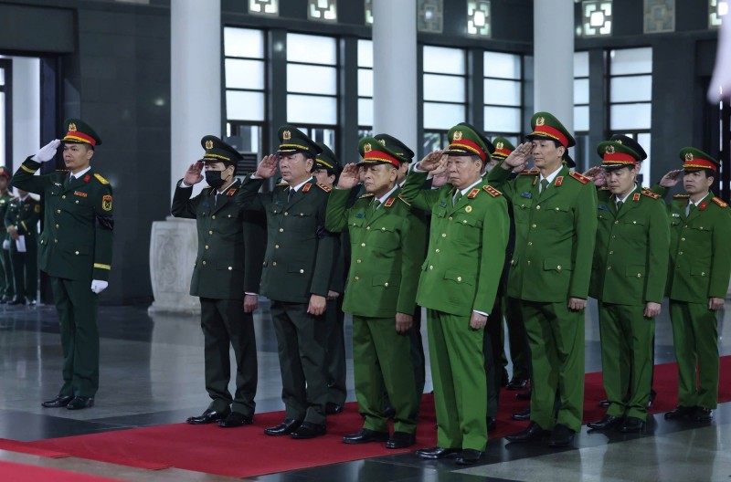 Đoàn Đảng ủy Công an Trung ương, Bộ Công an do Thượng tướng Trần Quốc Tỏ, Thứ trưởng Bộ Công an làm Trưởng đoàn vào viếng nguyên Chủ tịch nước Trần Đức Lương và chia buồn cùng gia quyến.