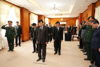 Lãnh đạo Đảng, Nhà nước Lào viếng nguyên Chủ tịch nước Trần Đức Lương