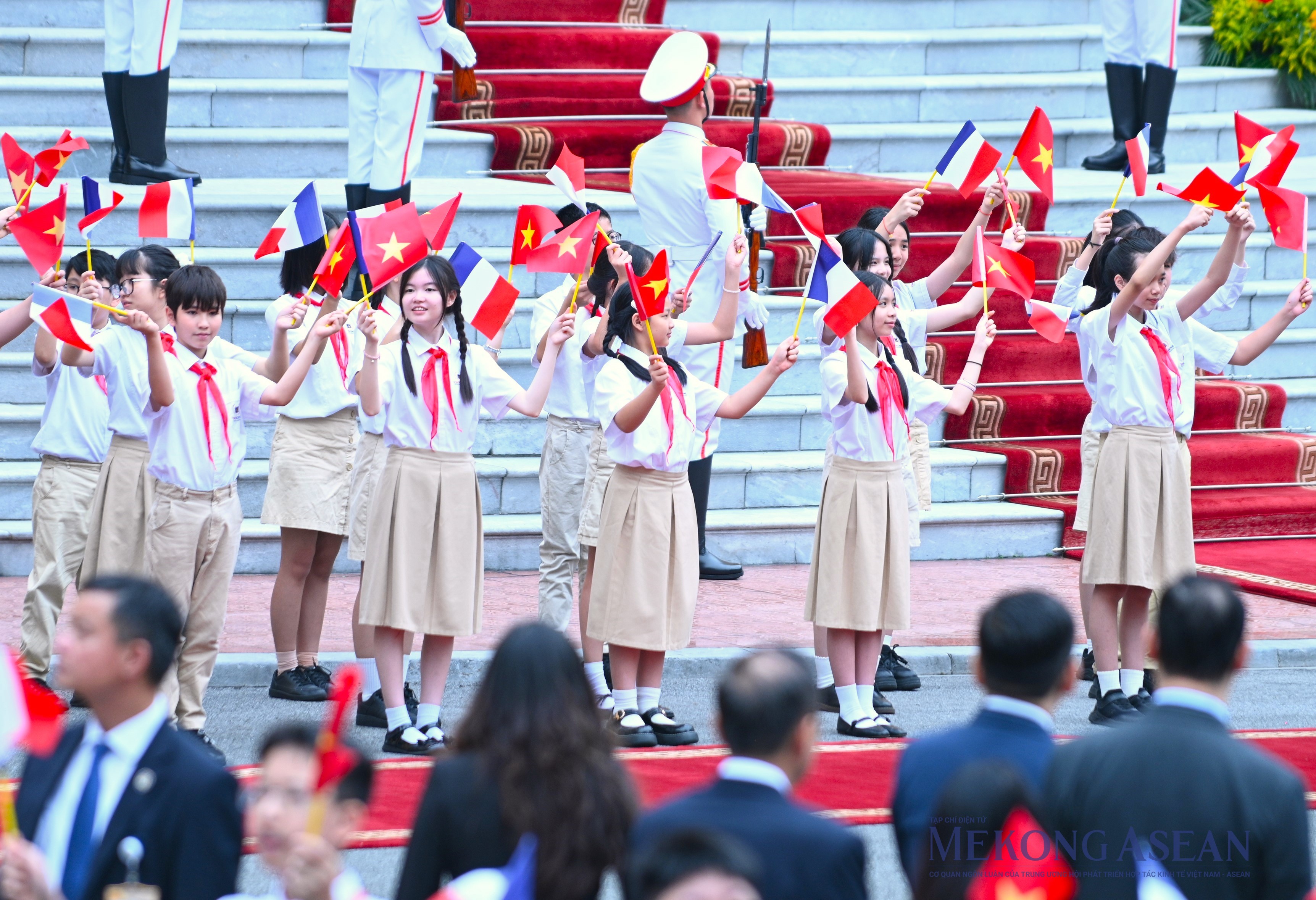 Chủ tịch nước Lương Cường chủ trì lễ đón Tổng thống Pháp