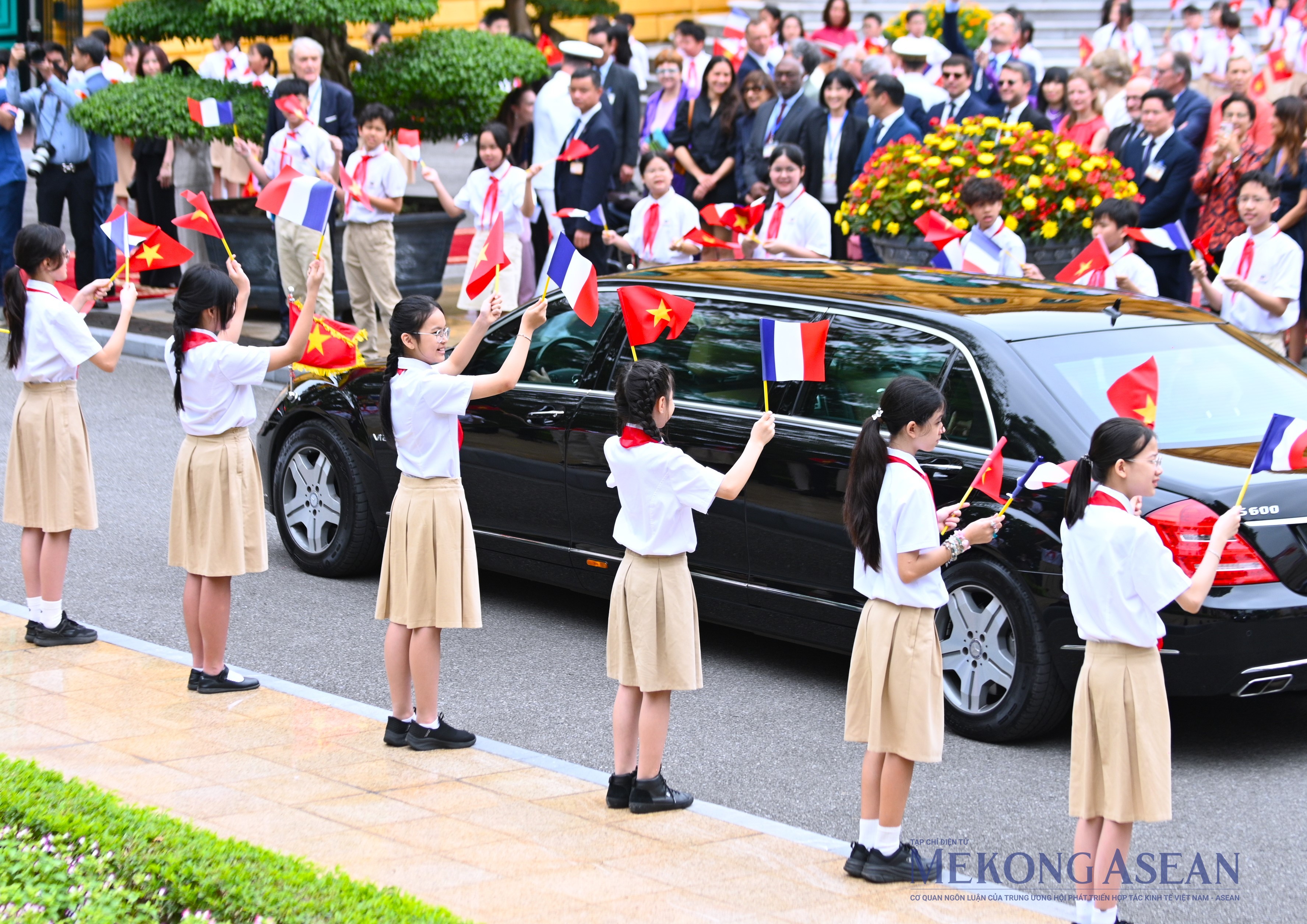 Chủ tịch nước Lương Cường chủ trì lễ đón Tổng thống Pháp