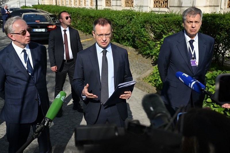 Ông Vladimir Medinsky (giữa) trong buổi họp báo sau hòa đàm ngày 2/6 tại Istanbul. Ảnh: Sputnik