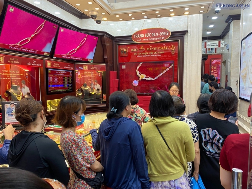 Thị trường vàng trong nước bình lặng, giá thế giới giảm mạnh