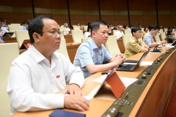 Quốc hội biểu quyết thông qua việc miễn, hỗ trợ học phí