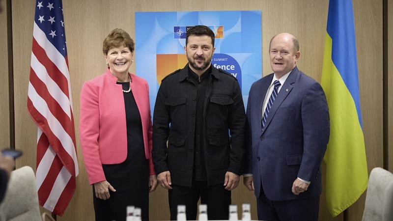Từ trái sang phải: bà Jeanne Shaheen, ông Volodymyr Zelensky và ông Chris Coons. Ảnh: X/@ZelenskyyUa