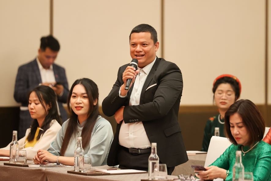 Đại diện bà con kiều bào, lưu học sinh phát biểu, chia sẻ về tình hình người Việt Nam tại Trung Quốc nói chung, khu vực Bắc Kinh – Thiên Tân – Hà Bắc nói riêng và quan hệ song phương Việt Nam - Trung Quốc. Ảnh: VGP.