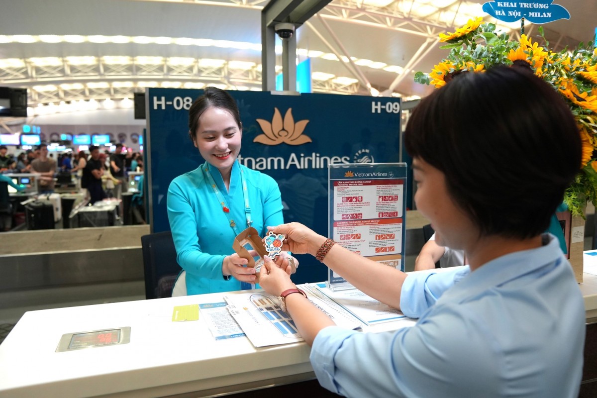 Hành khách chuyến bay khai trương Hà Nội - Milan làm thủ tục tại quầy checkin. Ảnh: VNA.