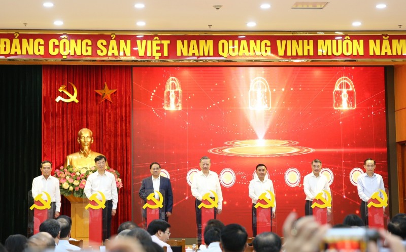 Tổng Bí thư Tô Lâm, Thủ tướng Chính phủ Phạm Minh Chính, Thường trực Ban Bí thư Trần Cẩm Tú cùng các đồng chí lãnh đạo thực hiện nghi thức nhấn nút khai trương 3 nền tảng số phục vụ triển khai Nghị quyết 57-NQ/TW. Ảnh: VGP.