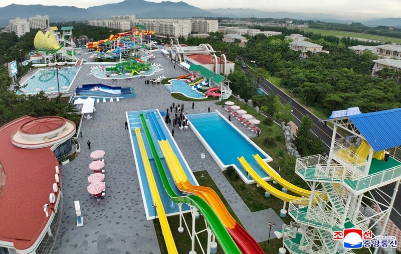 Bể bơi ngoài trời Myongsasimni thuộc khu nghỉ dưỡng. Ảnh: KCNA