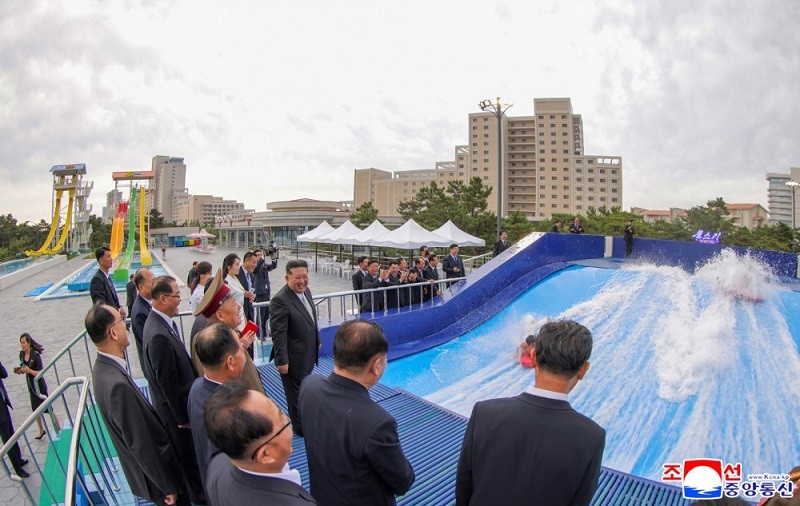 Ông Kim Jong-un thị sát cầu trượt nước tại khu nghỉ dưỡng. Ảnh: KCNA