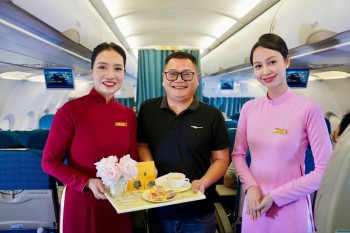 Vietnam Airlines đón hành khách thứ 350 triệu sau 30 năm thành lập