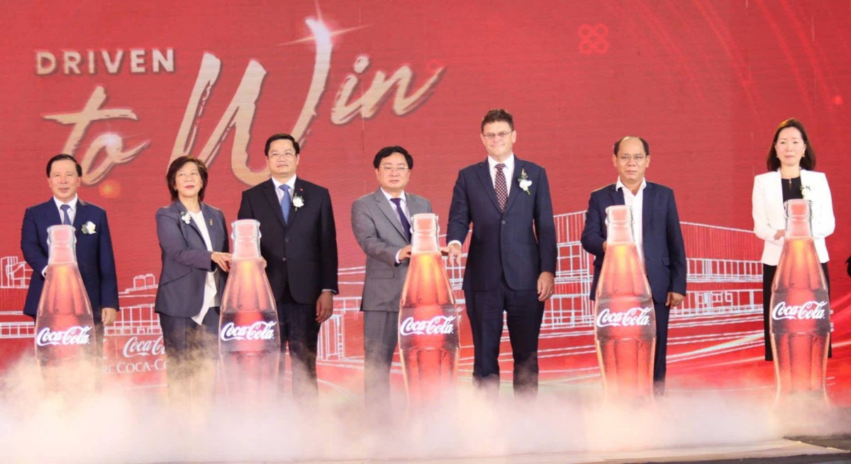 Đại biểu thực hiện nghi thức khánh thành nhà máy Coca-Cola