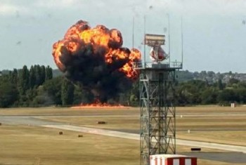 Anh: Máy bay rơi ngay khi cất cánh, sân bay ở London đóng cửa