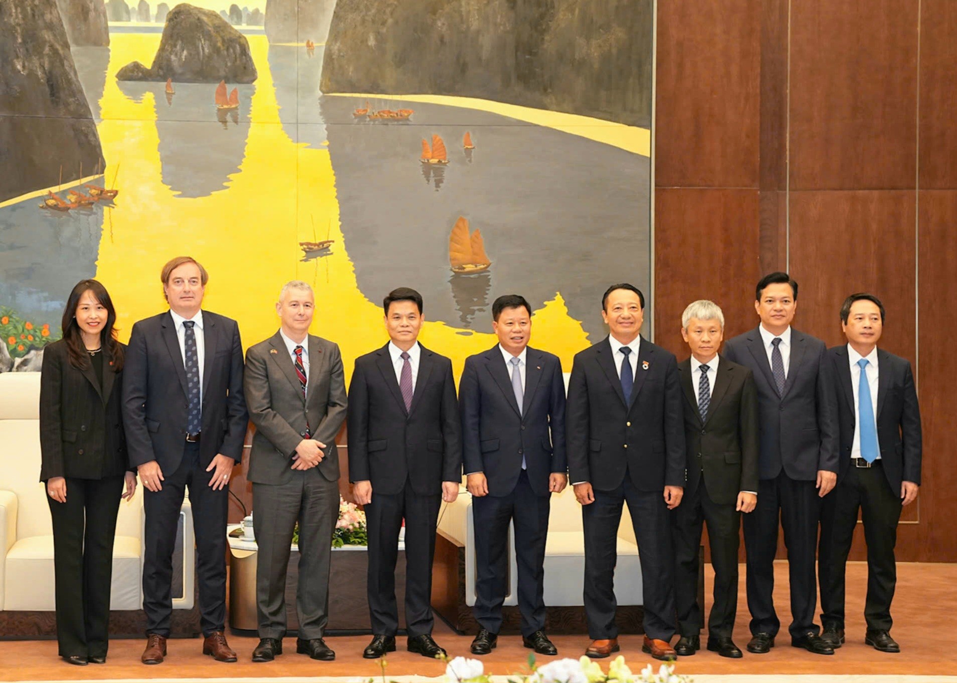 Chủ tịch UBND thành phố Hải Phòng Lê Ngọc Châu tiếp xã giao Đại sứ Bỉ tại Việt Nam và Chủ tịch Hiệp hội Doanh nghiệp châu Âu tại Việt Nam. Ảnh: Đàm Thanh.