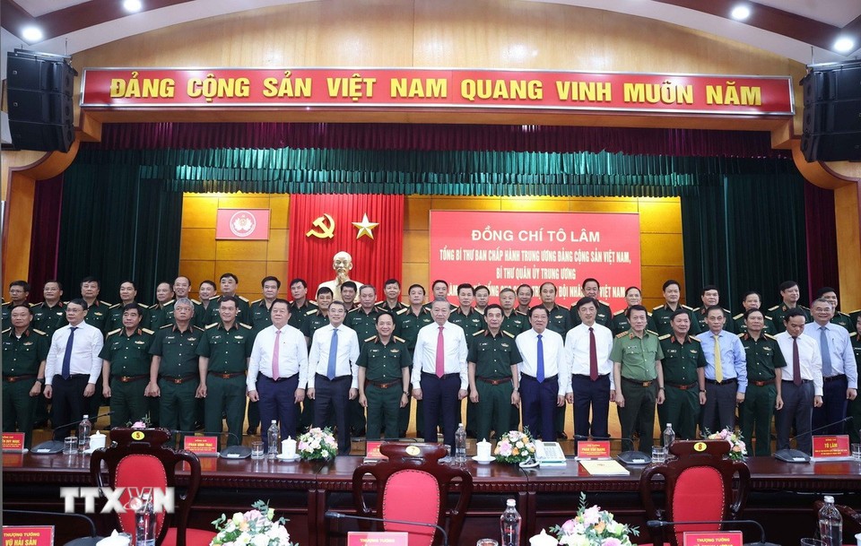 'Xây dựng Quân đội vững mạnh về chính trị, gắn bó máu thịt với nhân dân'