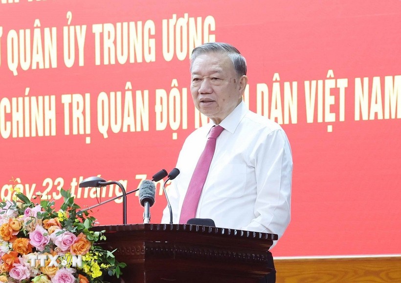 'Xây dựng Quân đội vững mạnh về chính trị, gắn bó máu thịt với nhân dân'