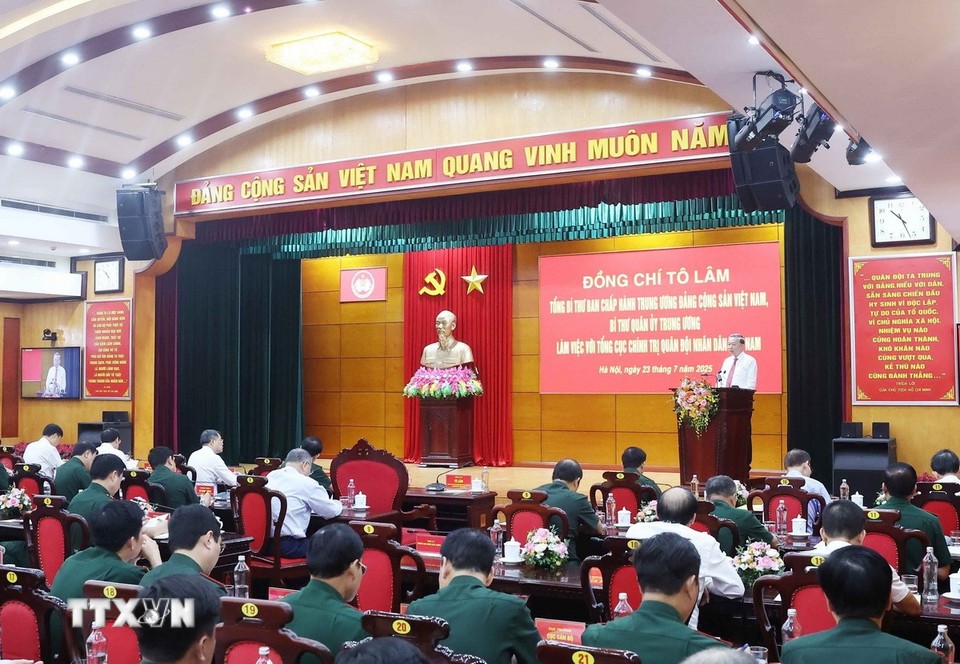 'Xây dựng Quân đội vững mạnh về chính trị, gắn bó máu thịt với nhân dân'