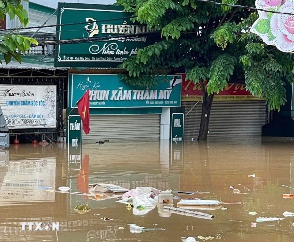 Mưa lớn từ bão số 3 gây ngập lụt nhiều nơi ở Nghệ An. Ảnh: TTXVN.