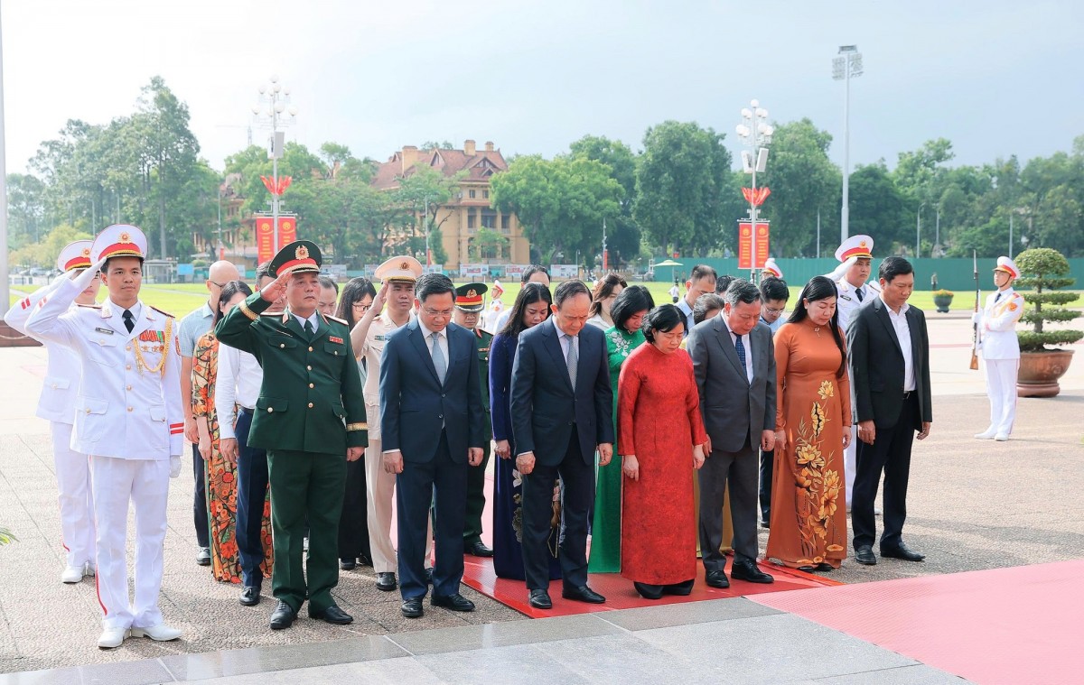 Lãnh đạo Đảng, Nhà nước viếng Chủ tịch Hồ Chí Minh và các Anh hùng liệt sĩ Lãnh đạo Đảng, Nhà nước viếng Chủ tịch Hồ Chí Minh và các Anh hùng liệt sĩ