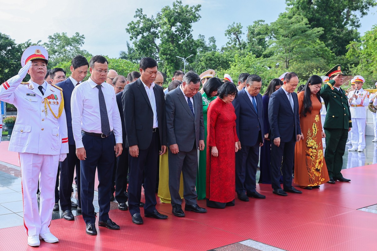 Lãnh đạo Đảng, Nhà nước viếng Chủ tịch Hồ Chí Minh và các Anh hùng liệt sĩ Lãnh đạo Đảng, Nhà nước viếng Chủ tịch Hồ Chí Minh và các Anh hùng liệt sĩ