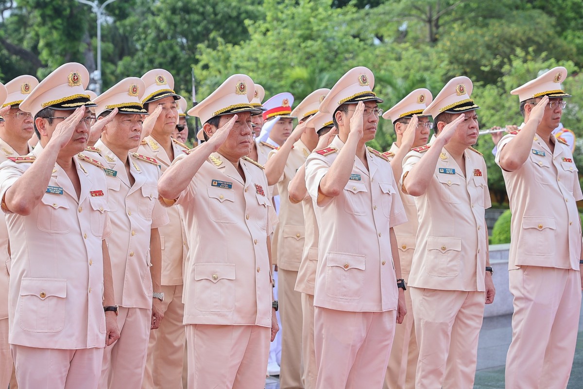 Lãnh đạo Đảng, Nhà nước viếng Chủ tịch Hồ Chí Minh và các Anh hùng liệt sĩ Lãnh đạo Đảng, Nhà nước viếng Chủ tịch Hồ Chí Minh và các Anh hùng liệt sĩ