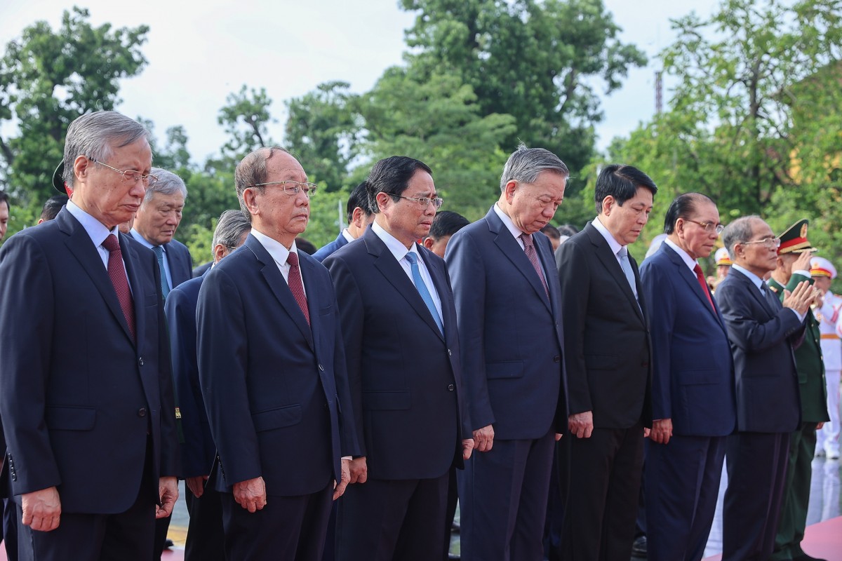 Lãnh đạo Đảng, Nhà nước viếng Chủ tịch Hồ Chí Minh và các Anh hùng liệt sĩ Lãnh đạo Đảng, Nhà nước viếng Chủ tịch Hồ Chí Minh và các Anh hùng liệt sĩ