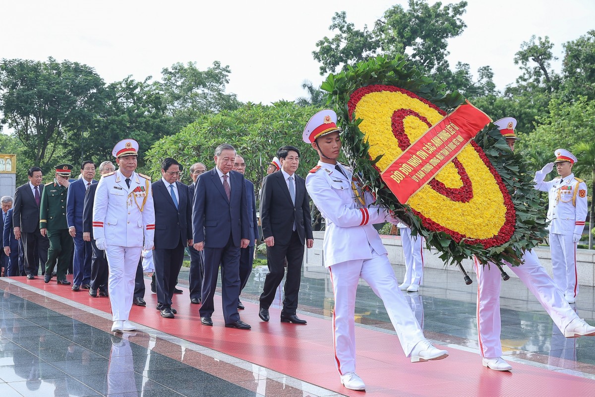 Lãnh đạo Đảng, Nhà nước viếng Chủ tịch Hồ Chí Minh và các Anh hùng liệt sĩ Lãnh đạo Đảng, Nhà nước viếng Chủ tịch Hồ Chí Minh và các Anh hùng liệt sĩ