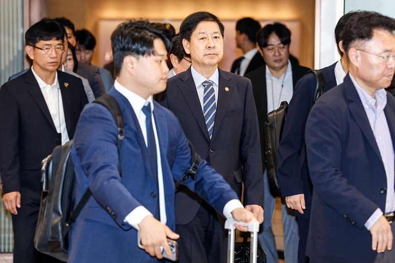 Bộ trưởng Tài chính Hàn Quốc Koo Yun-cheol rời sân bay Incheon ngày 24/7 sau khi Mỹ hoãn đàm phán. Ảnh: Korea Times.