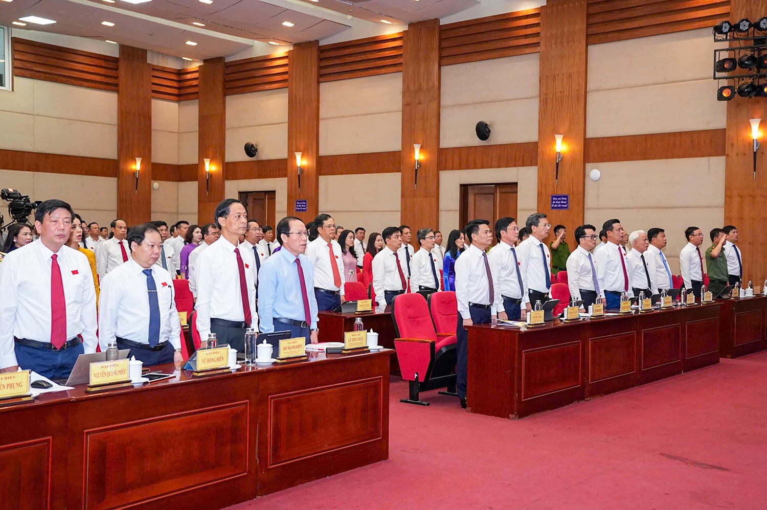 Các đại biểu làm Lễ chào cờ. Ảnh: Đàm Thanh.