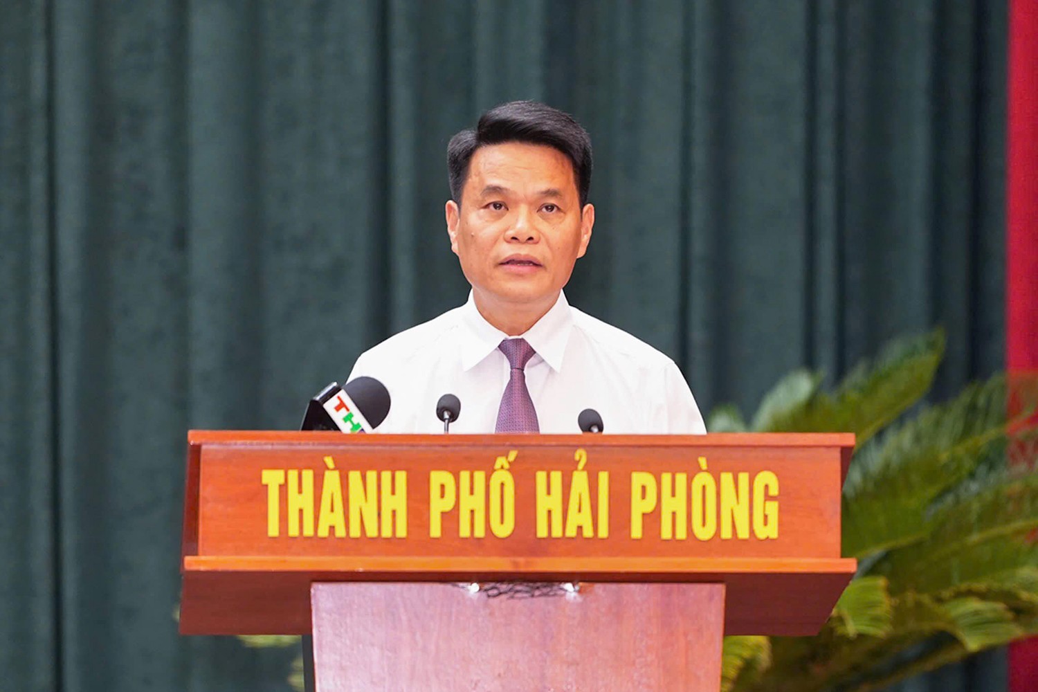 Chủ tịch UBND thành phố Hải Phòng Lê Ngọc Châu báo cáo tại kỳ họp.