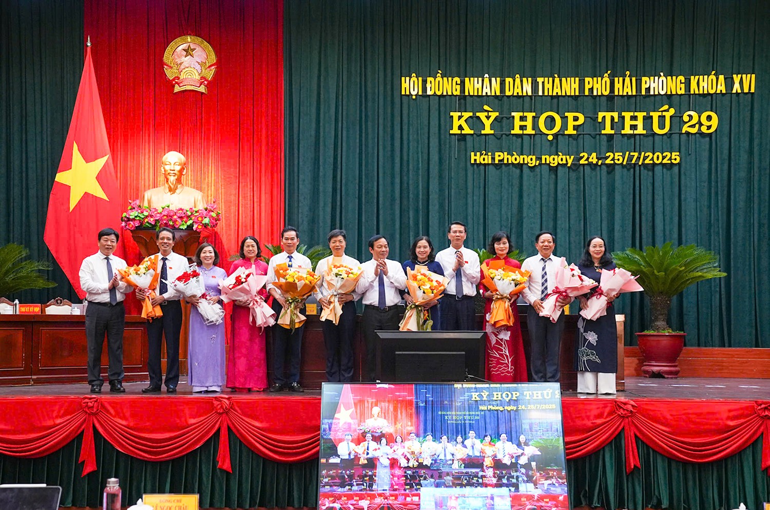 Kỳ họp cũng thực hiện nội dung về công tác nhân sự thuộc thẩm quyền của HĐND thành phố Hải Phòng. Theo đó, các đại biểu đã biểu quyết cho thôi làm nhiệm vụ đại biểu HĐND thành phố khóa XVI (nhiệm kỳ 2021 - 2026) đối với 17 đại biểu đã nghỉ công tác và có đơn xin thôi làm nhiệm vụ đại biểu. Trong ảnh: Thường trực HĐND thành phố Hải Phòng tặng hoa các đại biểu thôi làm nhiệm vụ đại biểu HĐND thành phố.