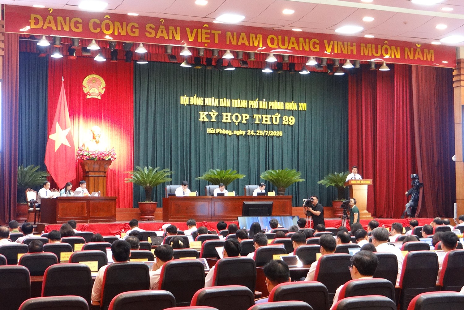 Quang cảnh kỳ họp. Ảnh: Lâm Phùng.