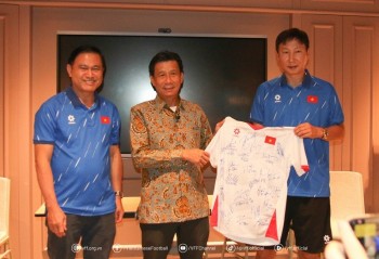Đại sứ Việt Nam tại Indonesia thăm và động viên tuyển U23 trước trận bán kết