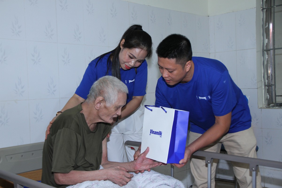 Vinamilk 'viết tiếp câu chuyện hòa bình' bằng tranh và hành động