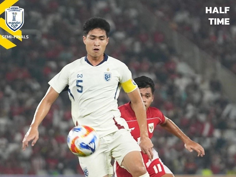 Hai đội không ghi được bàn nào trong hiệp một. Ảnh: FA Thailand