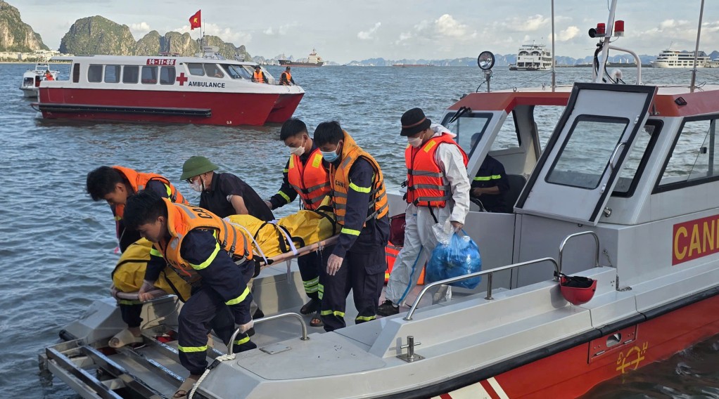 Lực lượng chức năng đưa thi thể nạn nhân cuối cùng lên bờ. Ảnh: Báo Quảng Ninh.