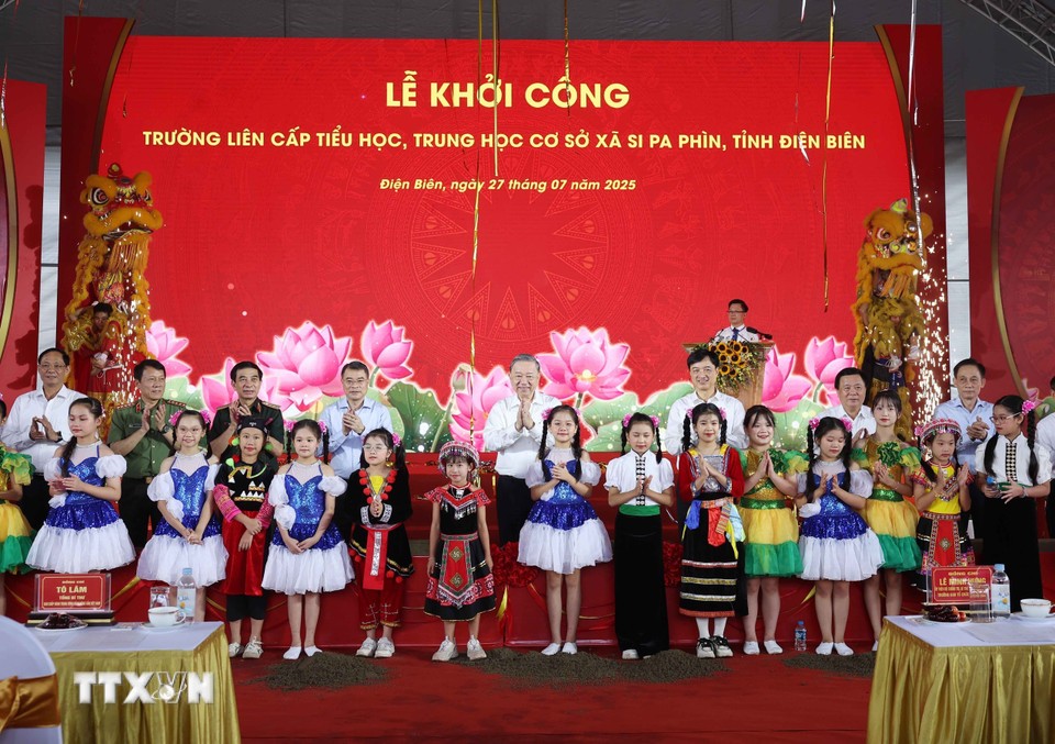 Tổng Bí thư Tô Lâm với các thiếu nhi tại Lễ khởi công Trường liên cấp Tiểu học, Trung học cơ sở xã Si Pa Phìn, tỉnh Điện Biên.