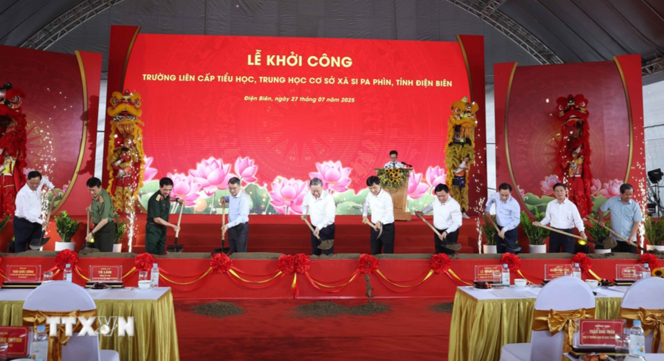 Tổng Bí thư Tô Lâm và các đại biểu thực hiện nghi thức khởi công Trường liên cấp Tiểu học, Trung học cơ sở xã Si Pa Phìn, tỉnh Điện Biên