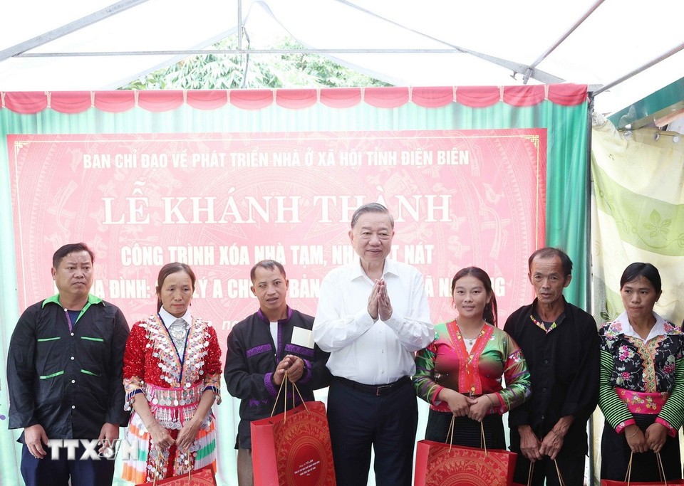 Tổng Bí thư Tô Lâm tặng quà cho 10 gia đình chính sách trên địa bàn. Ảnh: TTXVN.