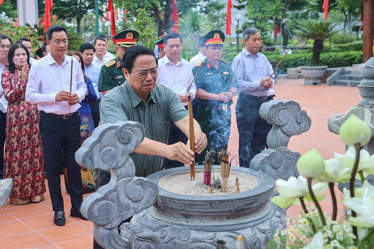 Thủ tướng Phạm Minh Chính và đoàn công tác dâng hương, dâng hoa tại Đền thờ Bác Hồ và các Anh hùng liệt sĩ tại Quảng Trị - Ảnh: VGP