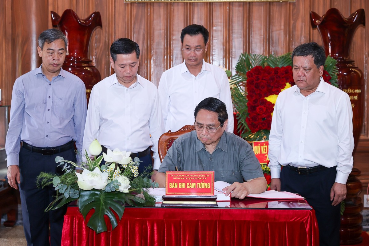 Thủ tướng Phạm Minh Chính ghi lưu bút tại Đền thờ Bác Hồ và các Anh hùng liệt sĩ tại Quảng Trị. Ảnh: VGP.