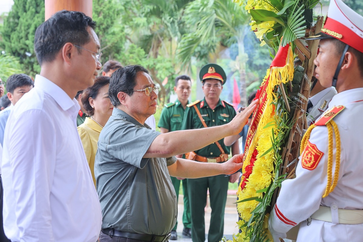 Thủ tướng dâng hoa tại di tích lịch sử nơi hy sinh của 16 thanh niên xung phong tại bến phà Long Đại. Ảnh: VGP.