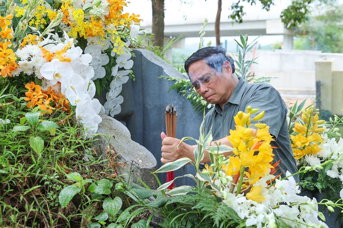 Thủ tướng dâng hương tại di tích lịch sử nơi hy sinh của 16 thanh niên xung phong tại bến phà Long Đại. Ảnh: VGP.