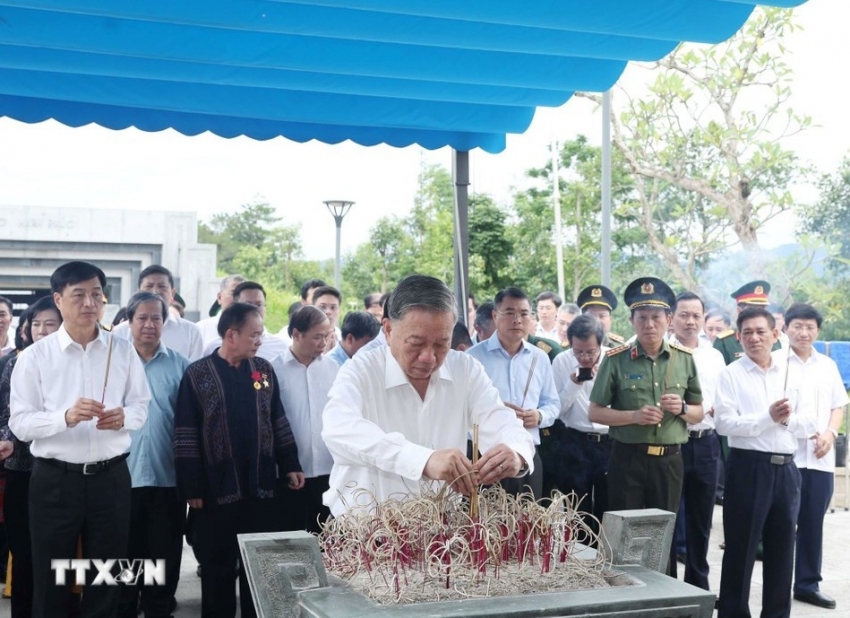 Tổng Bí thư dâng hương tưởng niệm các anh hùng, liệt sĩ tại Điện Biên