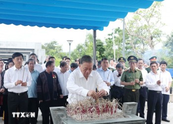 Tổng Bí thư dâng hương tưởng niệm các anh hùng, liệt sĩ tại Điện Biên
