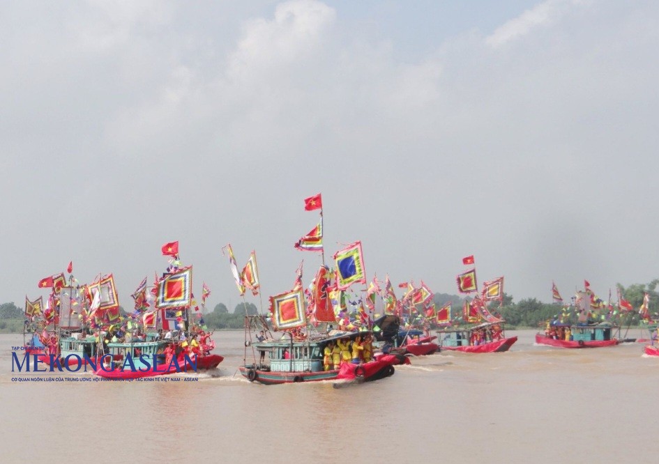 Tái hiện cảnh hợp quân tại Diễn xướng hội quân trên sông Lục Đầu, phía trước đền Kiếp Bạc. Ảnh tư liệu.