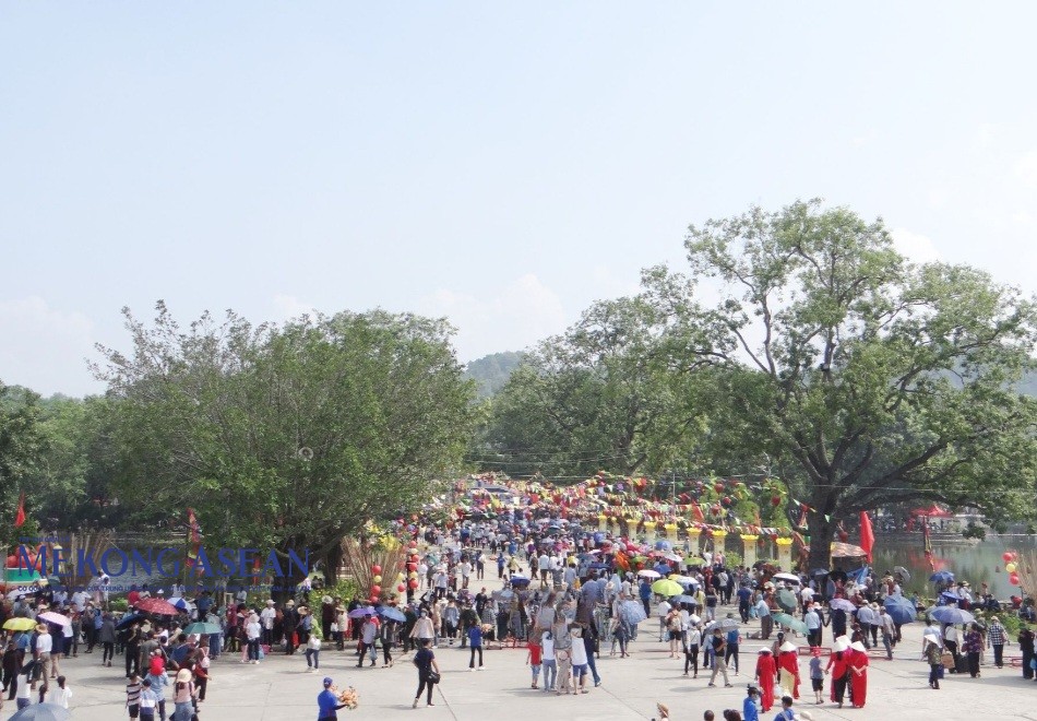 Người dân và du khách về dự lễ hội mùa Thu Côn Sơn - Kiếp Bạc. Ảnh tư liệu.